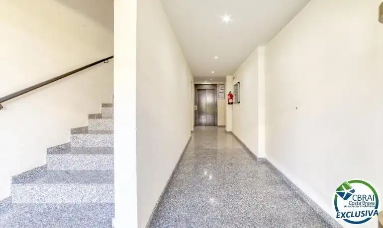 Ground floor for sale in Roses  with Air Conditioner, Terrace and Furnished