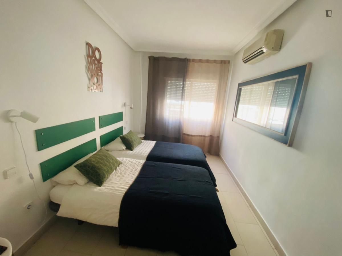 Dormitori de Apartament de lloguer en  Madrid Capital amb Aire condicionat, Moblat i Forn