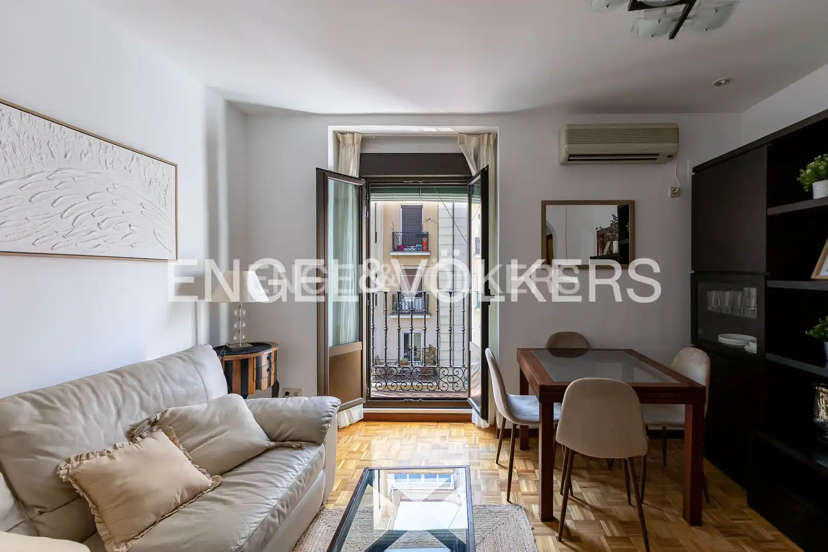 Living room of Flat for rent in Madrid  with Air Conditioner, Heating and Parquet flooring