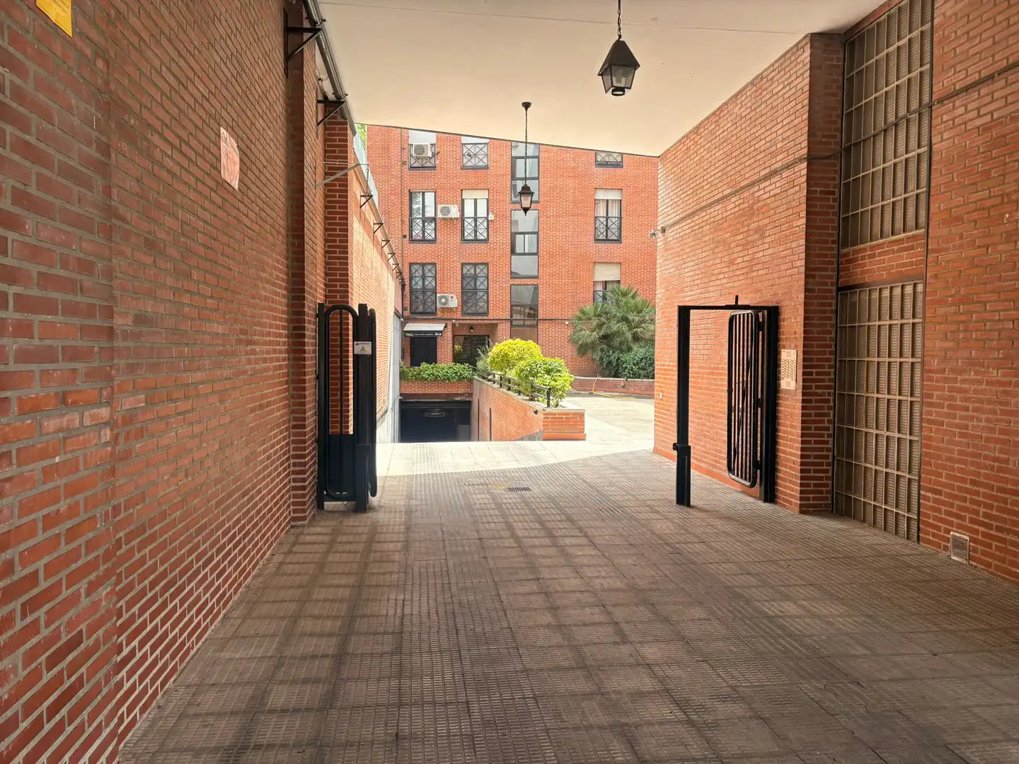 Außenansicht von Wohnung zur Miete in Madrid mit Heizung und Balkon