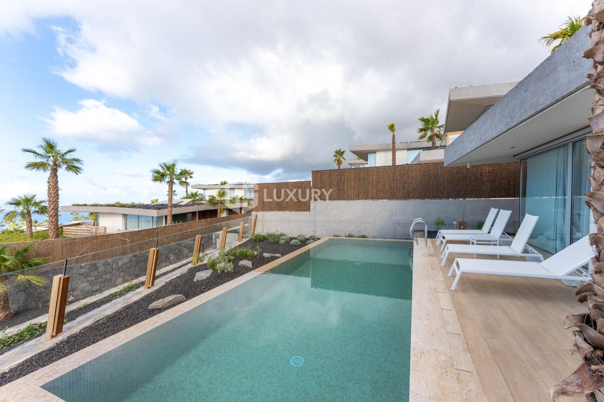 Vista exterior de Casa o xalet en venda en Guía de Isora amb Aire condicionat, Calefacció i Jardí privat