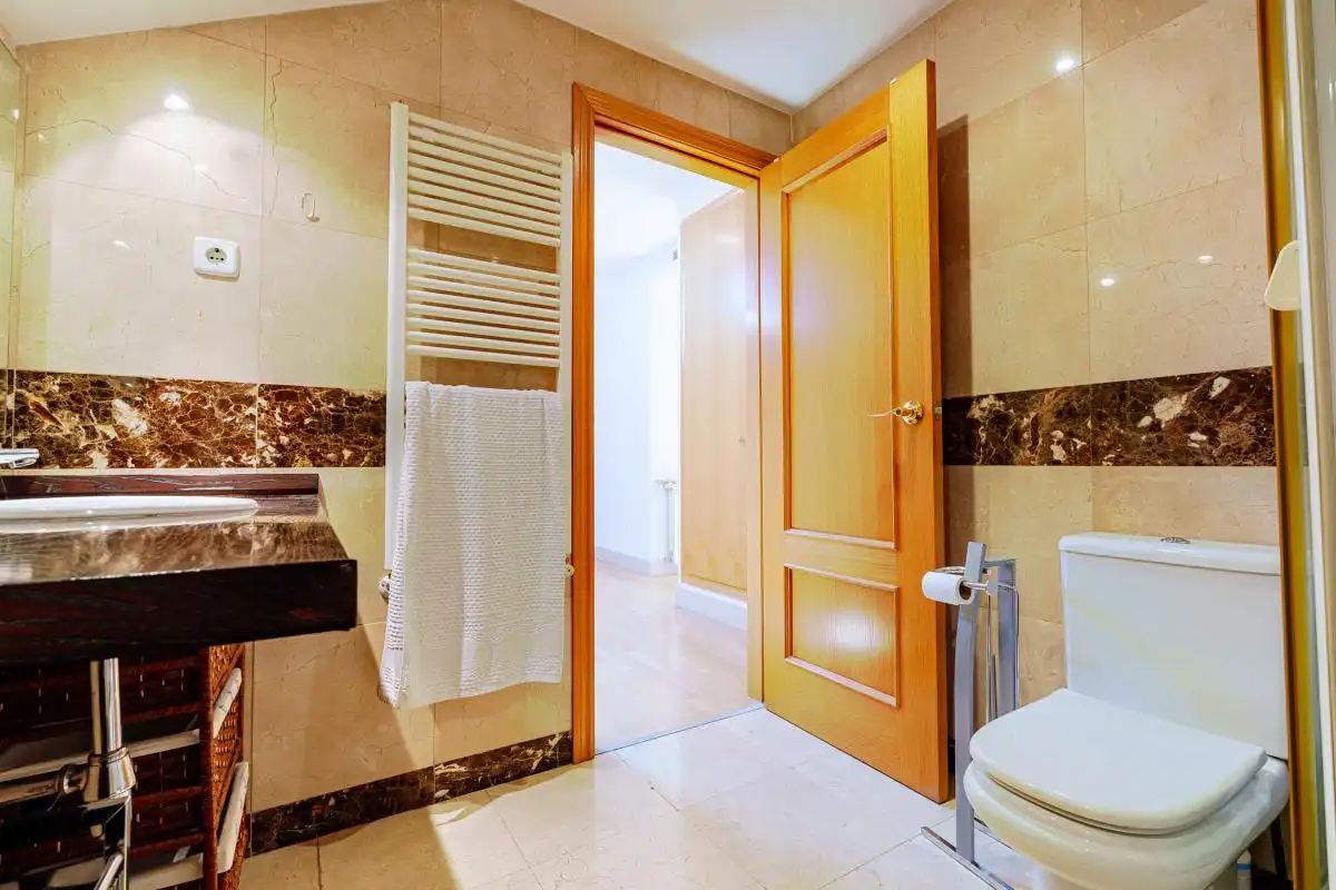 Baño de Ático en venta en Pozuelo de Alarcón con Aire acondicionado, Calefacción y Jardín privado