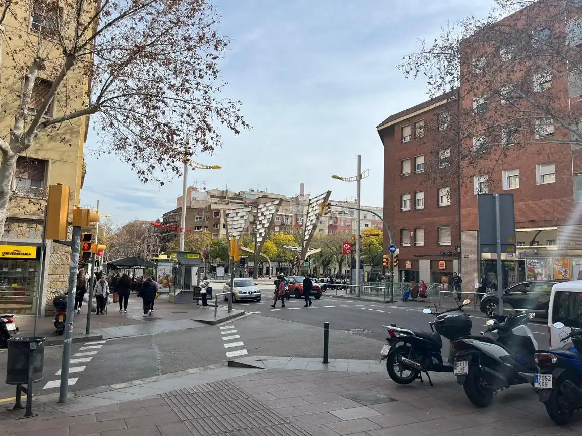 Vista exterior de Edificio en venta en Barcelona