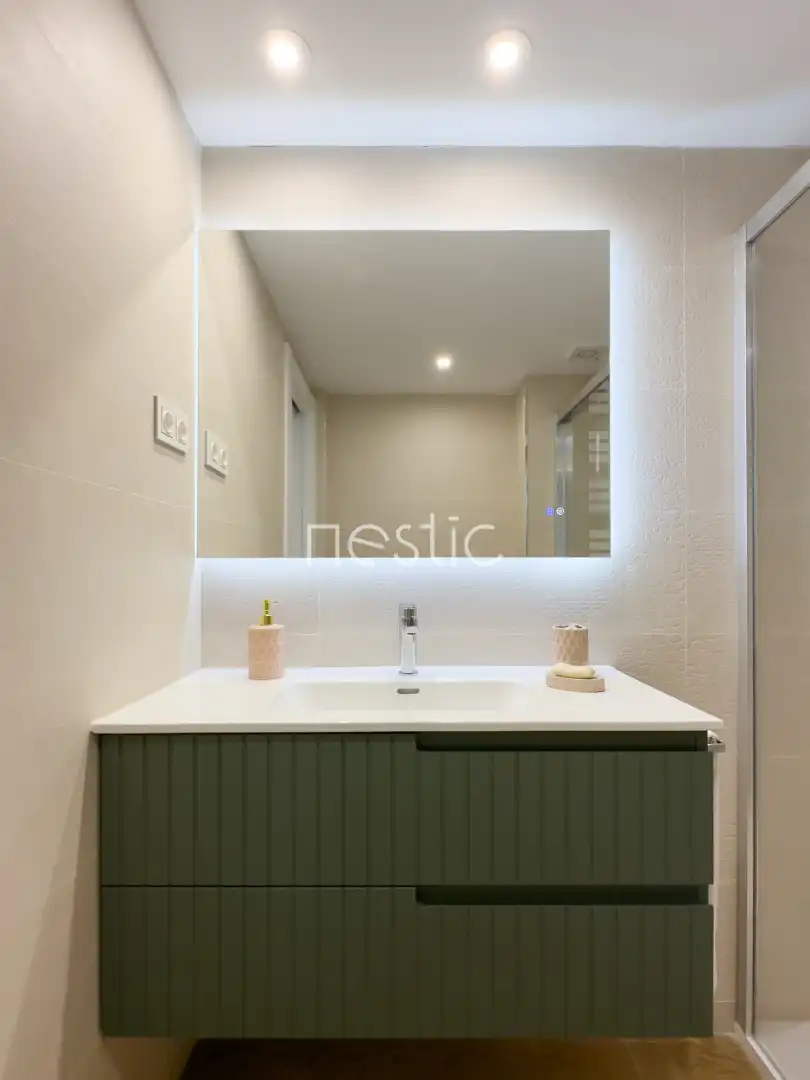 Bany de Apartament de lloguer en Madrid amb Aire condicionat, Calefacció i Terrassa