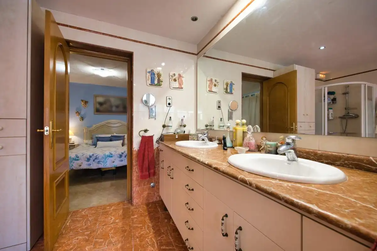 Baño de Casa o chalet en venta en L'Alfàs del Pi con Aire acondicionado, Calefacción y Jardín privado