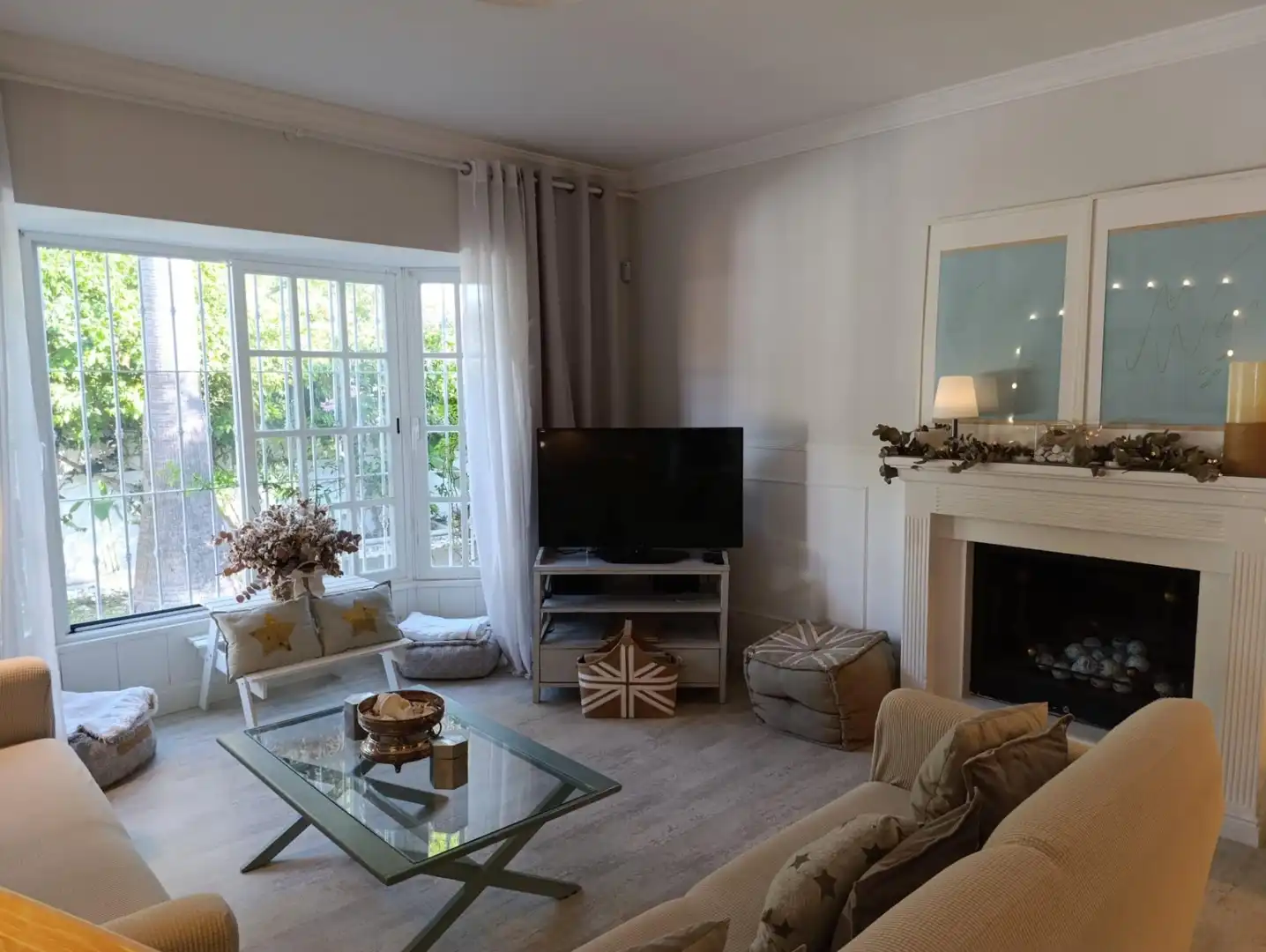 Sala d'estar de Casa o xalet en venda en Chiclana de la Frontera amb Aire condicionat, Jardí privat i Traster