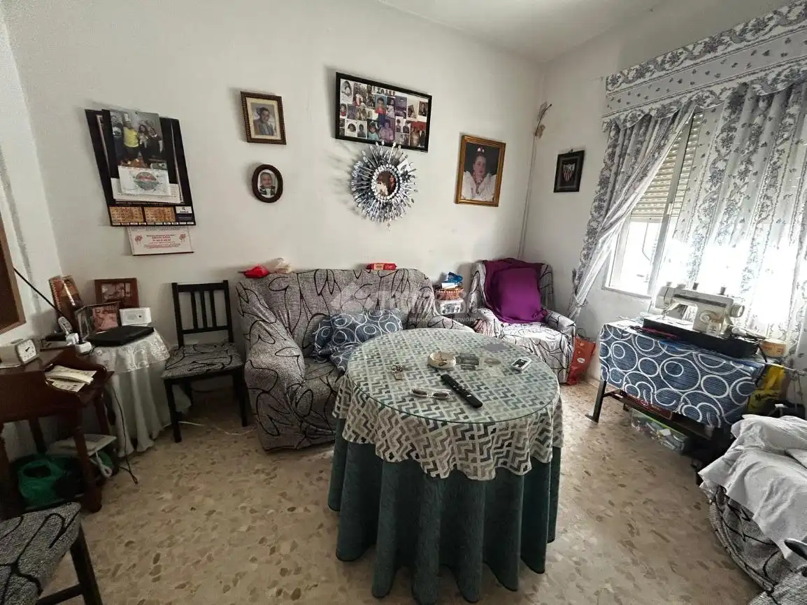 Wohnzimmer von Einfamilien-Reihenhaus zum Verkauf in La Rinconada mit Klimaanlage und Heizung