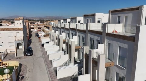 Vivienda con un estilo arquitectónico moderno y de primeras calidades. Dispone de jardín parcela con plaza de aparcamiento.La vivi, imatge 2