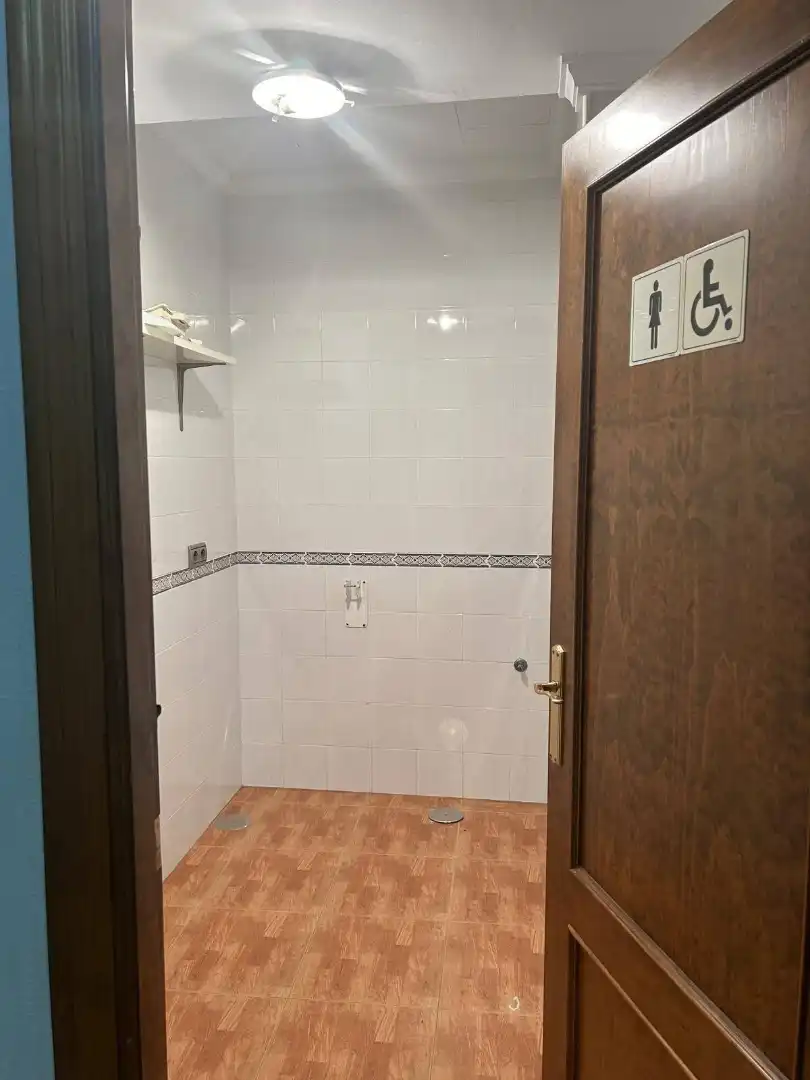 Badezimmer von Geschaftsraum zum Verkauf in Almonte mit Klimaanlage