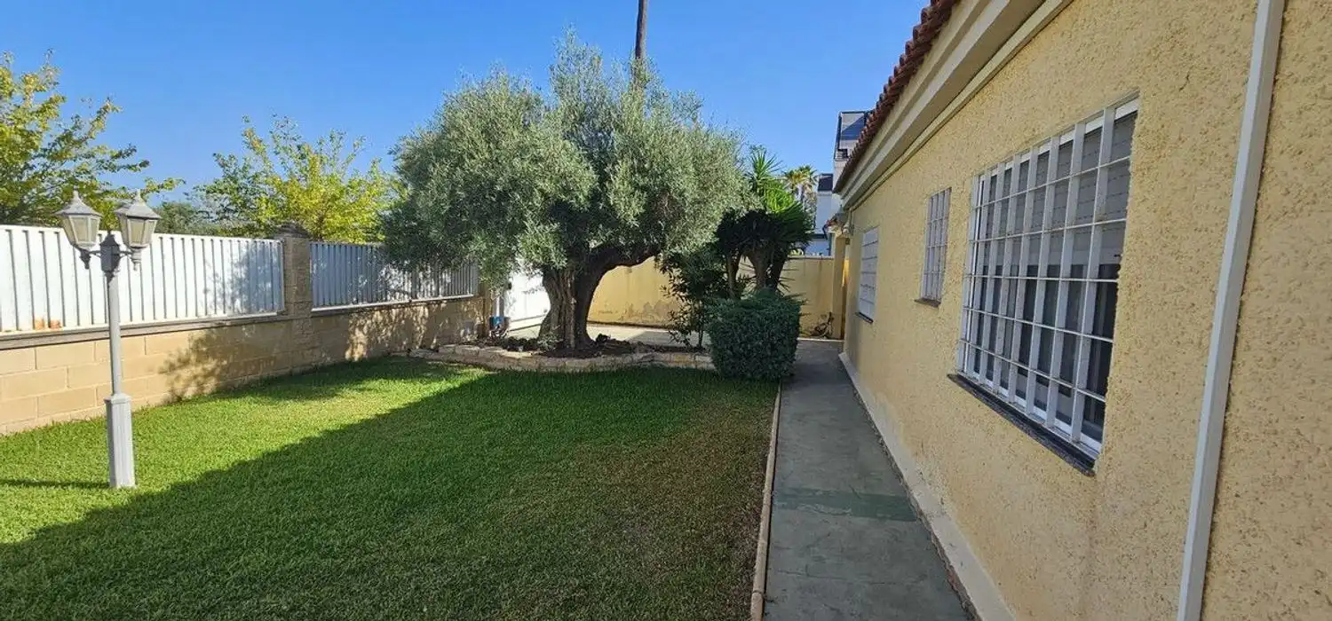 Jardí de Casa o xalet en venda en Orihuela amb Aire condicionat, Jardí privat i Terrassa
