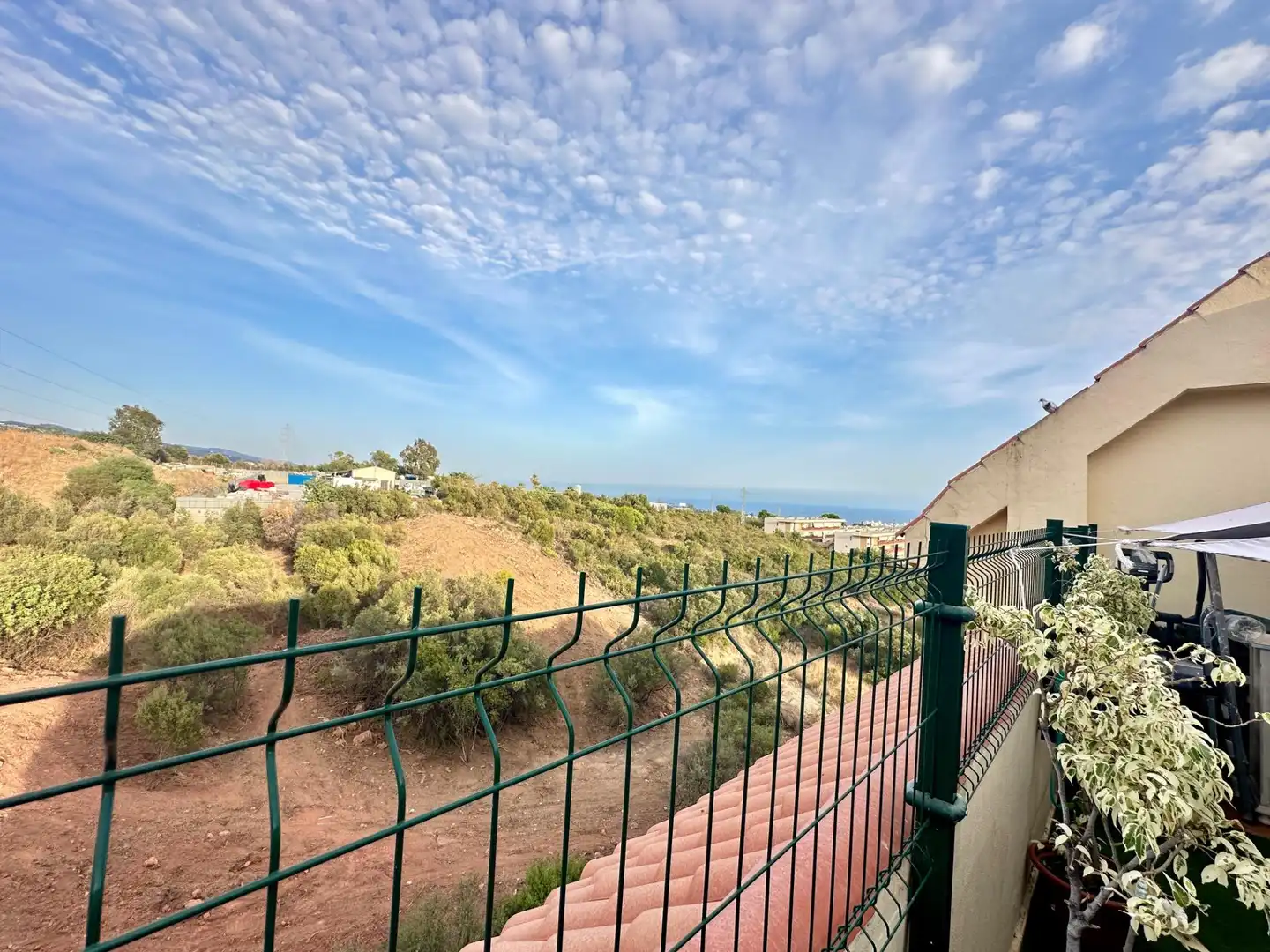 Vista exterior de Àtic en venda en Marbella amb Aire condicionat, Jardí privat i Terrassa