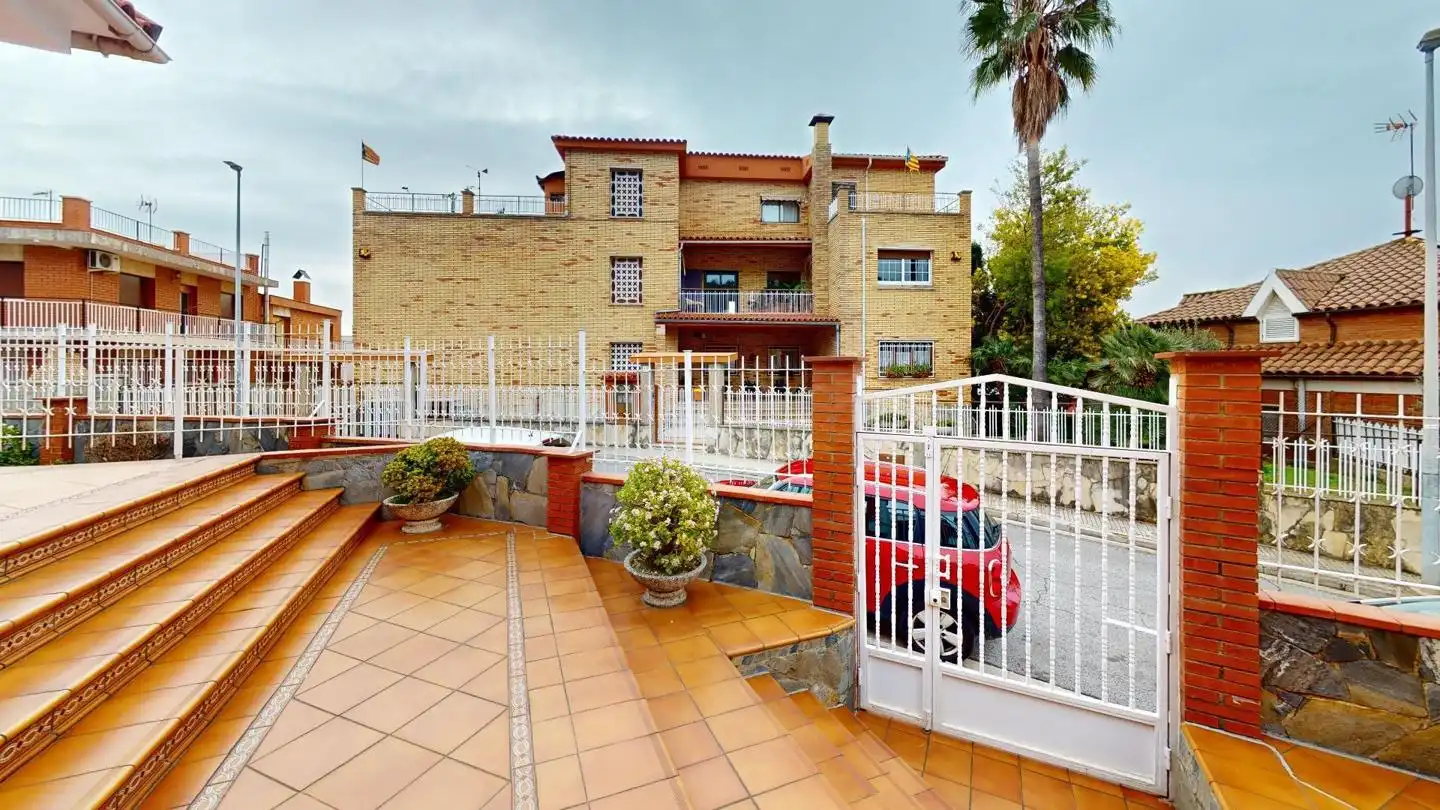 Vista exterior de Casa o xalet en venda en Viladecans amb Jardí privat i Terrassa