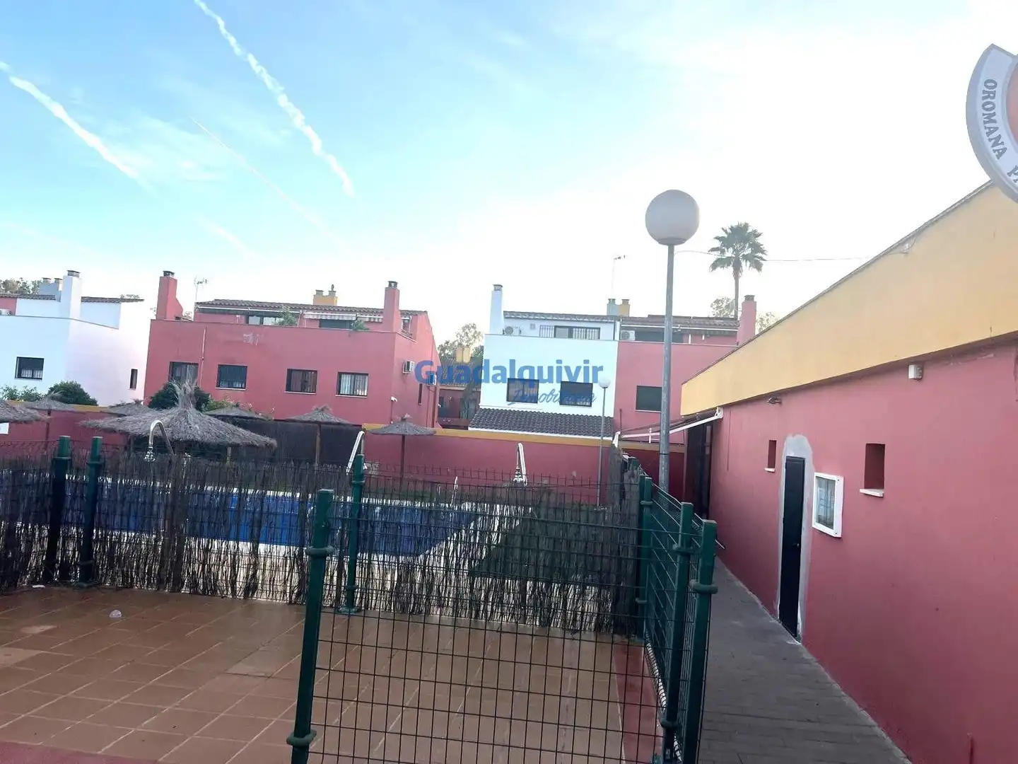 Vista exterior de Casa adosada en venda en Alcalá de Guadaira amb Jardí privat, Terrassa i Traster