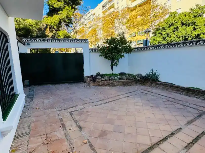 Vista exterior de Pis en venda en Marbella amb Piscina i Balcó