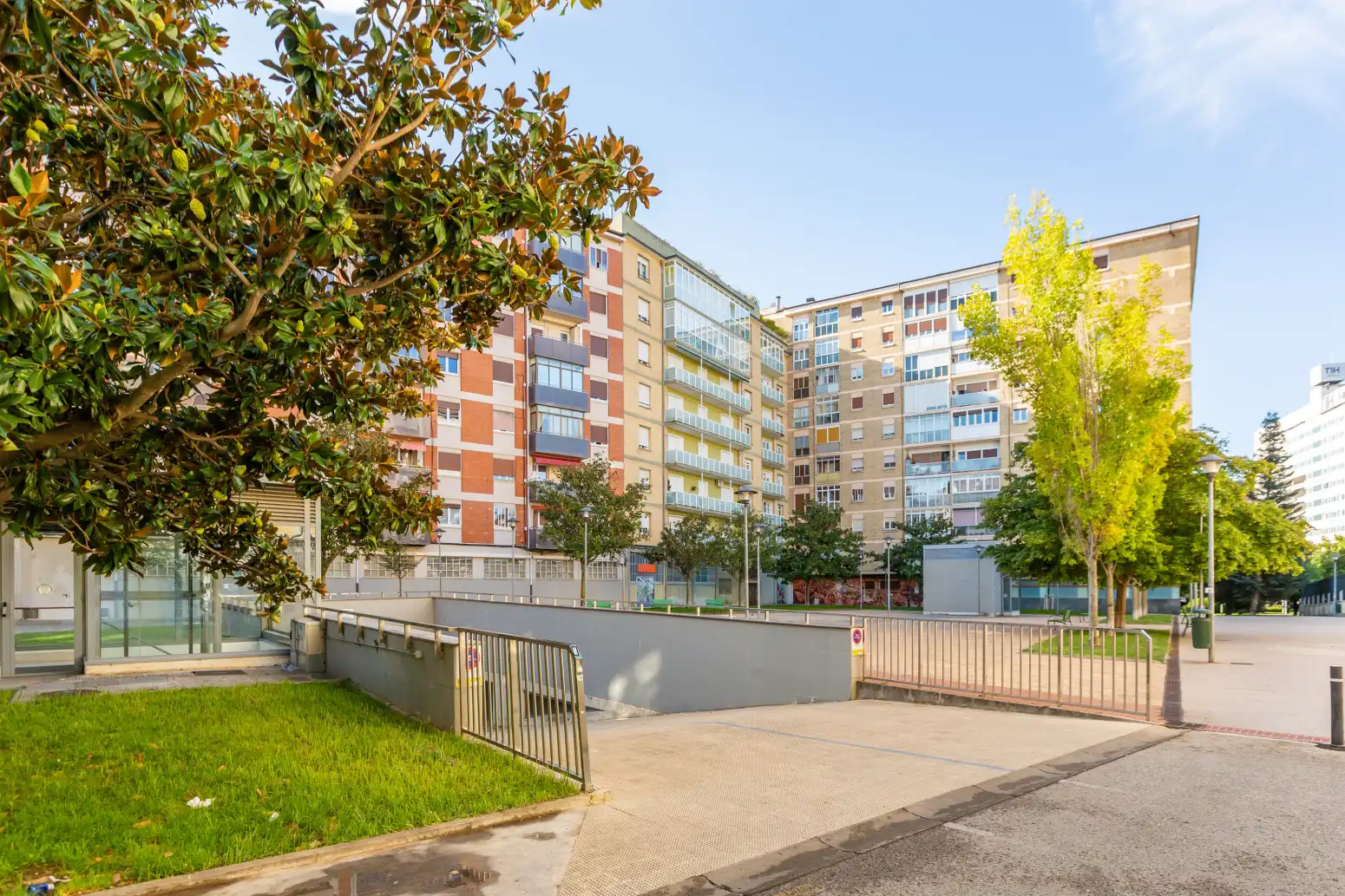 Außenansicht von Wohnung zum Verkauf in  Pamplona / Iruña mit Heizung und Balkon
