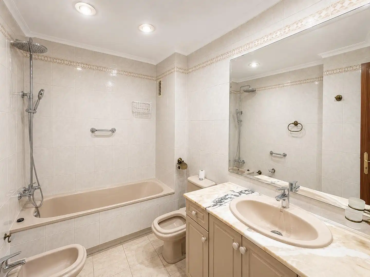 Bathroom of Flat for rent in Paterna  with Balcony