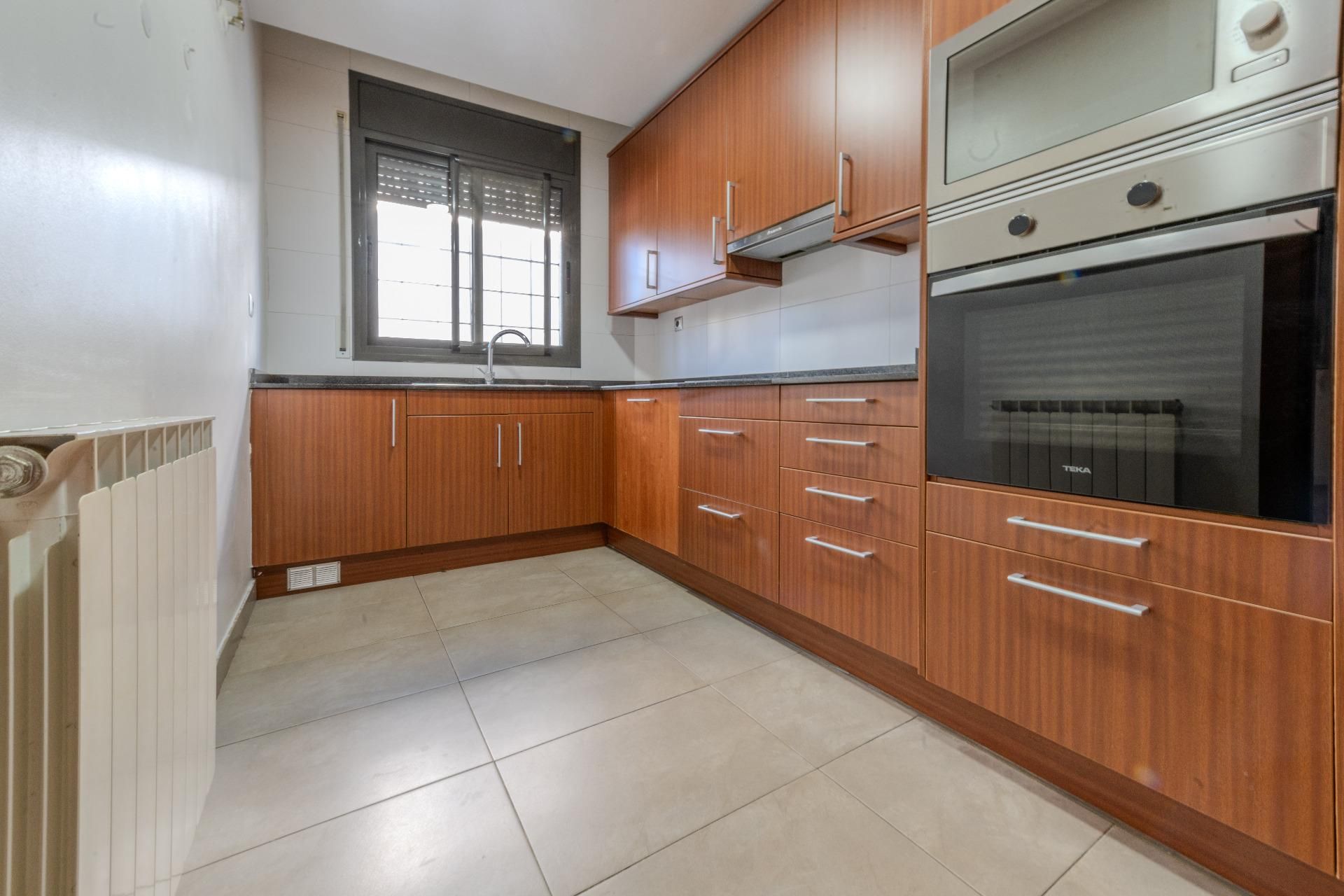 Cuina de Planta baixa de lloguer en Santa Perpètua de Mogoda amb Aire condicionat, Calefacció i Parquet