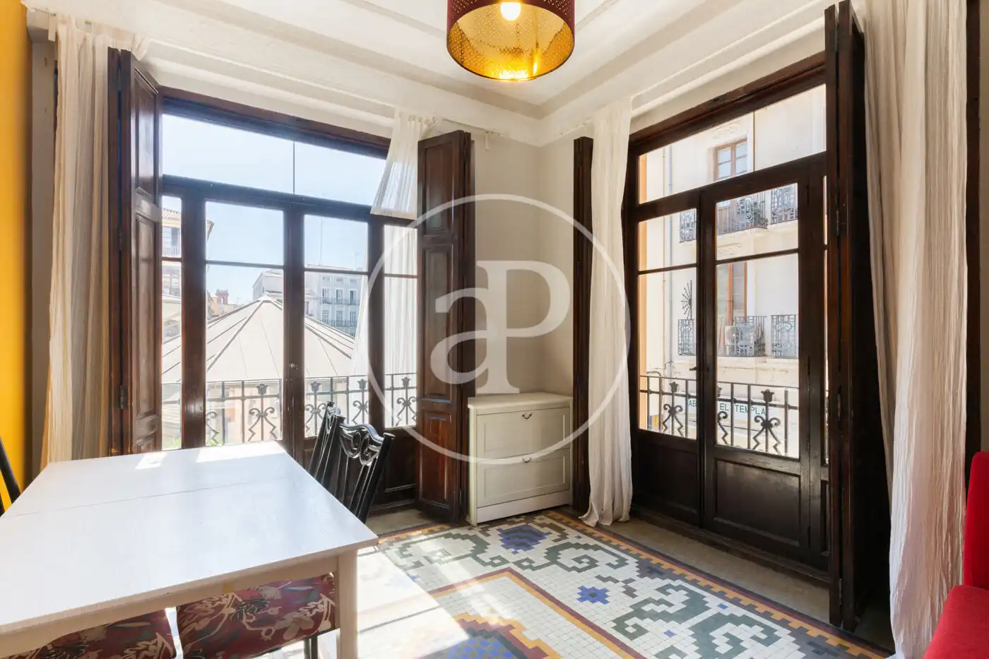 Flat with terrace to rent in C/ de la Corona