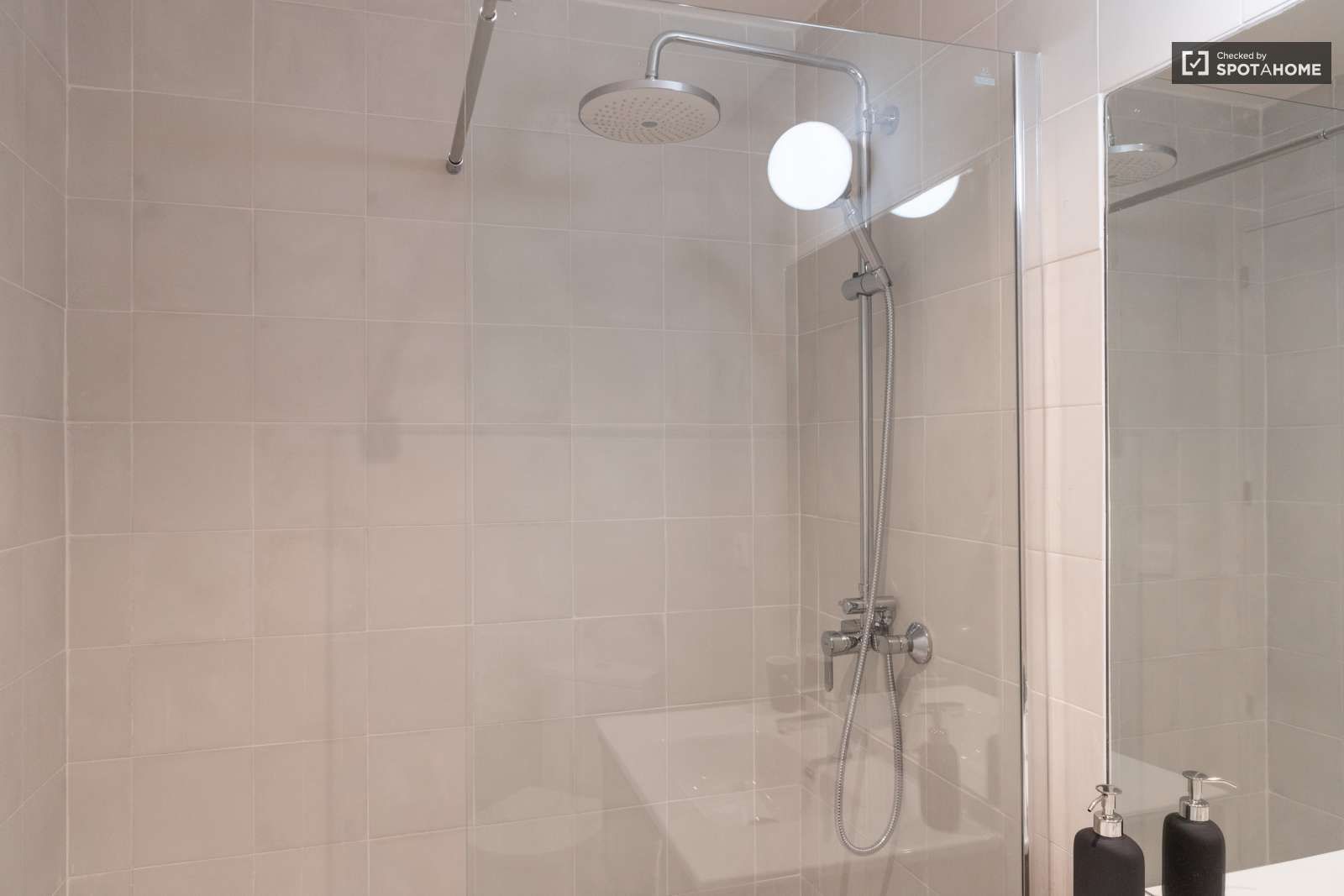 Bathroom of Study to share in  Madrid Capital  with Air Conditioner and Terrace