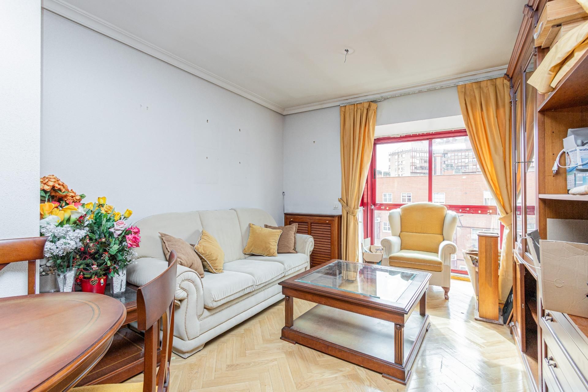 Living room of Flat for sale in  Madrid Capital  with Storage room, Balcony and Community pool