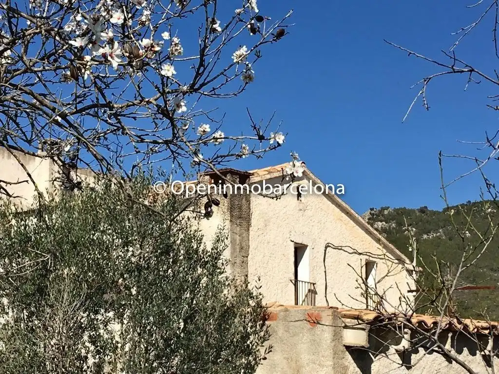 Vista exterior de Finca rústica en venda en Torrelles de Foix amb Terrassa i Traster