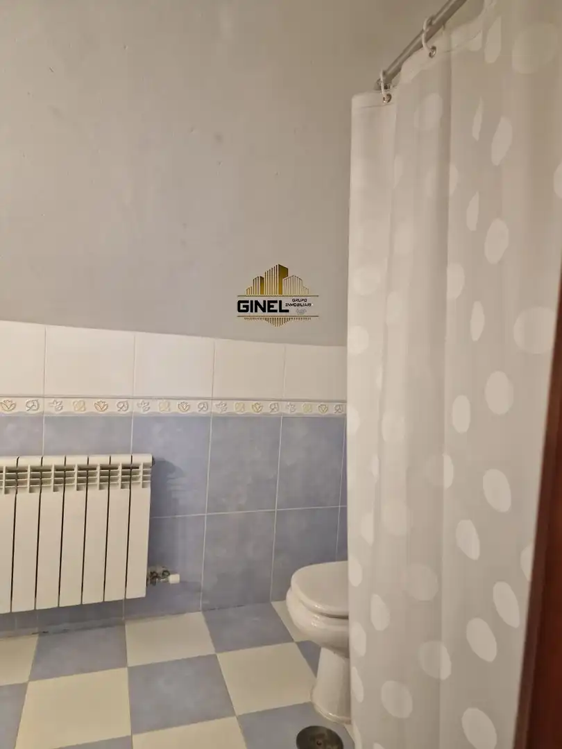 Baño de Casa adosada de alquiler en Jaén con Aire acondicionado, Calefacción y Terraza