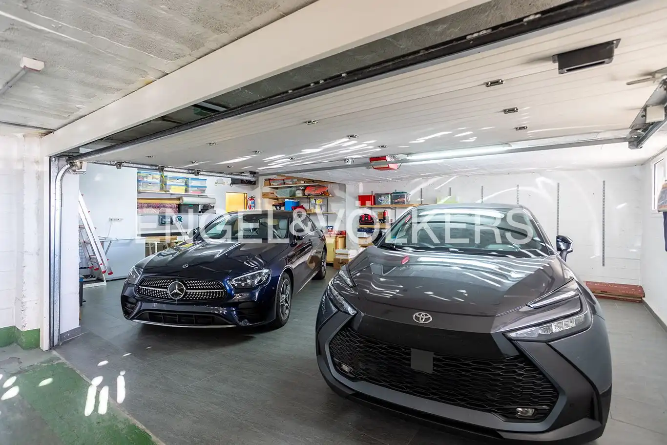 Parkplatz von Einfamilien-Reihenhaus zum Verkauf in Santander mit Heizung, Privatgarten und Terrasse