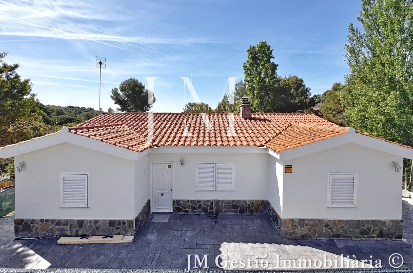 Vista exterior de Casa o xalet en venda en Rubí amb Calefacció, Jardí privat i Piscina