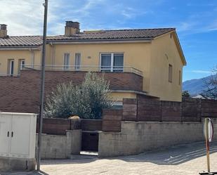 Vista exterior de Casa adosada en venda en Sant Julià del Llor i Bonmatí amb Terrassa, Piscina i Balcó