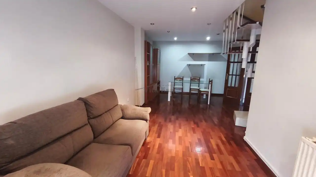 Dúplex de alquiler en Barbadás con Calefacción, Parquet y Amueblado