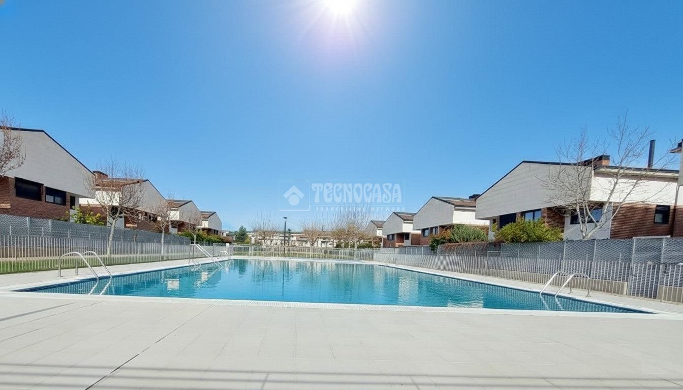 Swimming pool of Single-family semi-detached for sale in  Zaragoza Capital  with Air Conditioner, Heating and Private garden