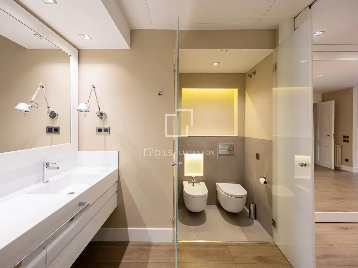 Badezimmer von Wohnung zum Verkauf in Barcelona mit Klimaanlage, Heizung und Parkett