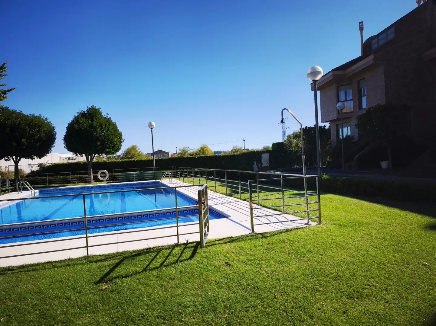 Piscina de Casa o xalet en venda en  Logroño amb Calefacció, Parquet i Terrassa