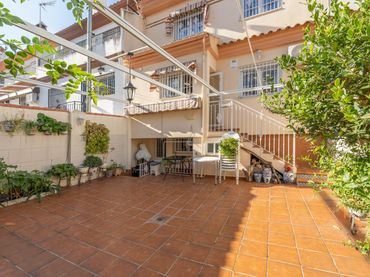 Adosado con balcón en venta en Pulianas