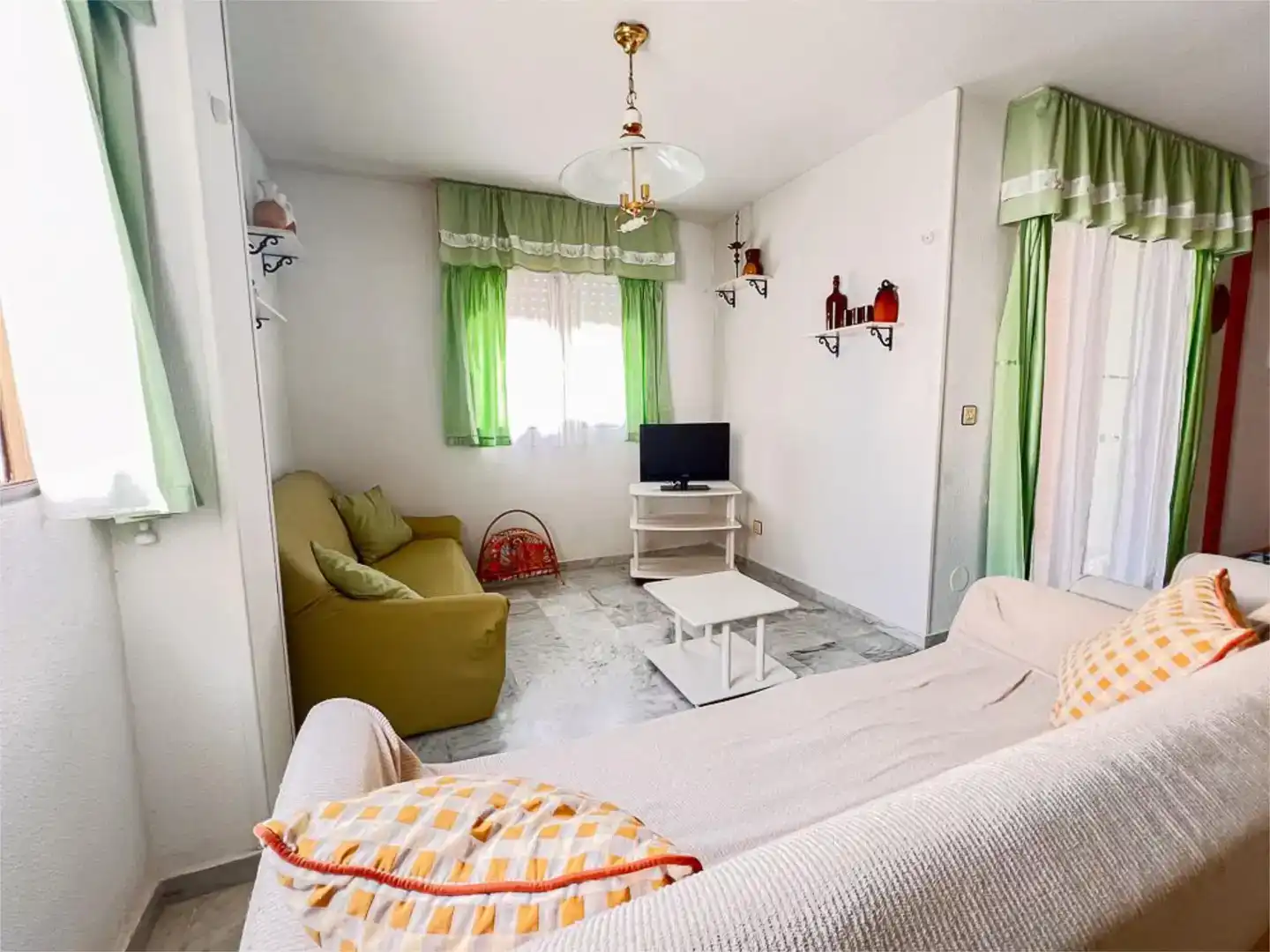 Wohnzimmer von Wohnungen zur Miete in Salobreña mit Schwimmbad und Balkon