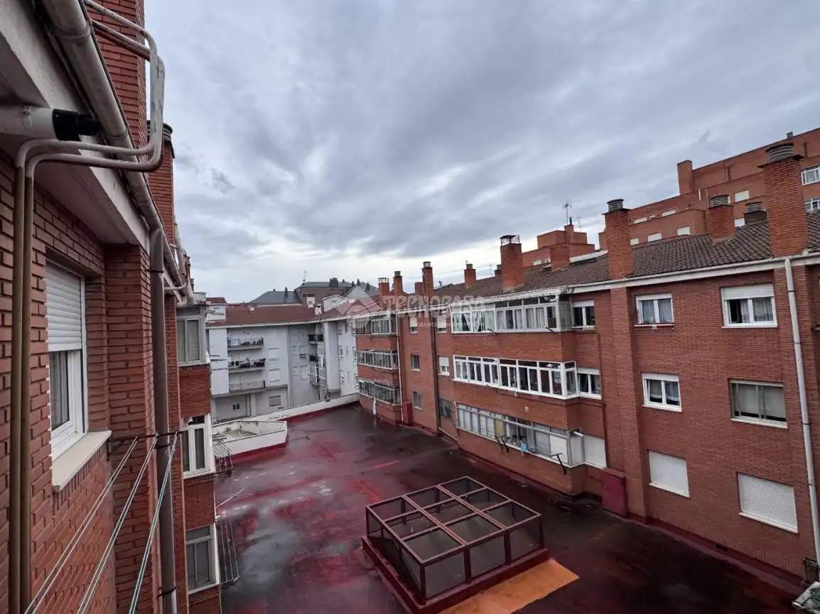 Außenansicht von Wohnung zum Verkauf in León Capital  mit Heizung, Terrasse und Abstellraum