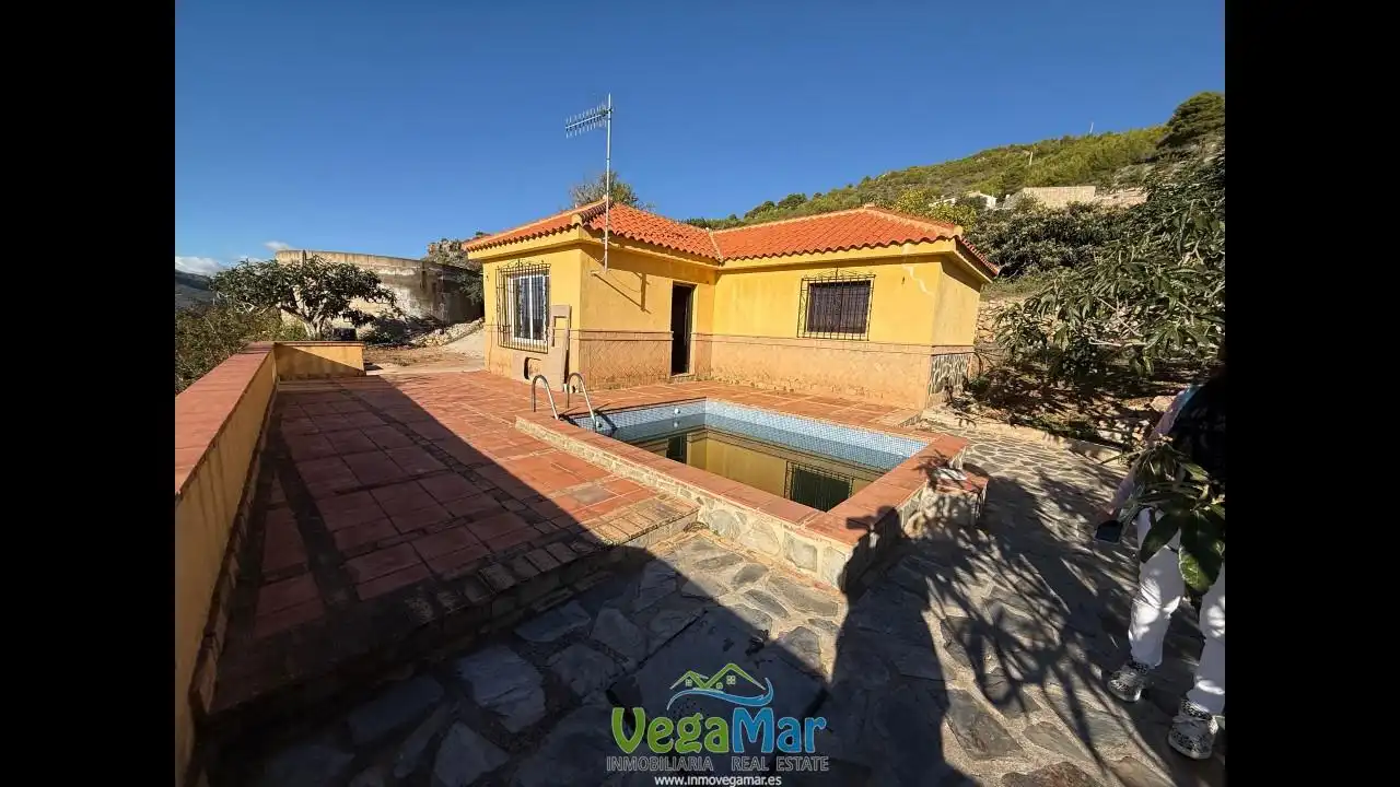 Vista exterior de Finca rústica en venda en Otívar amb Jardí privat, Terrassa i Piscina