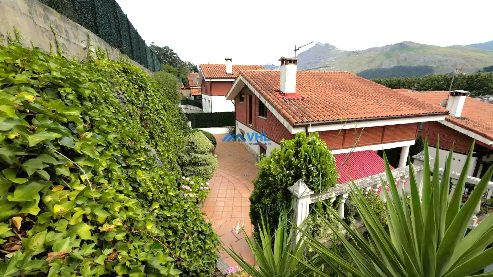 Exterior view of Houses for sale in Castro-Urdiales  with Heating, Private garden and Balcony