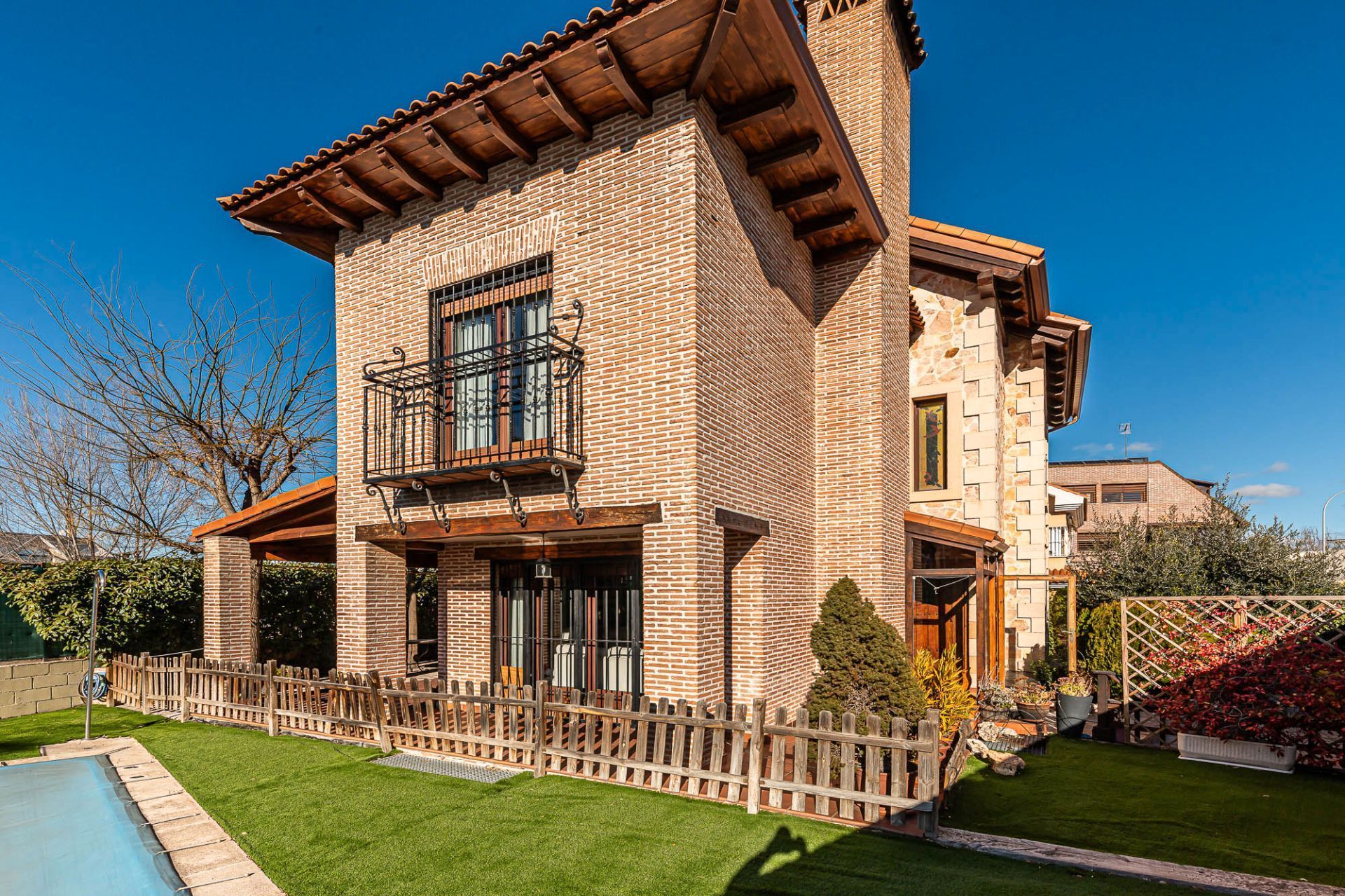 Vista exterior de Casa o chalet en venta en  Madrid Capital con Aire acondicionado, Jardín privado y Piscina