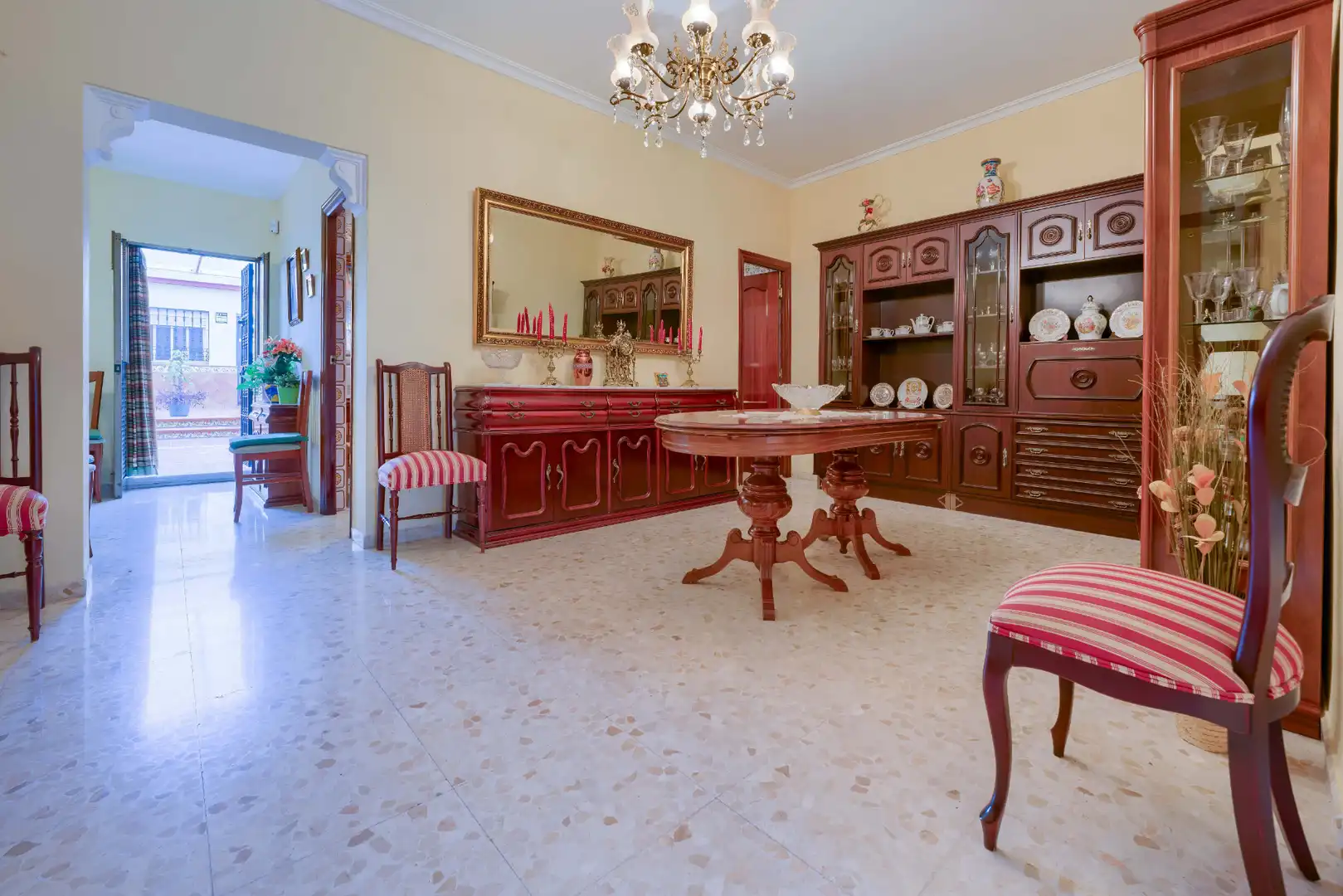 Comedor de Casa adosada en venta en Mairena del Aljarafe con Aire acondicionado, Calefacción y Jardín privado