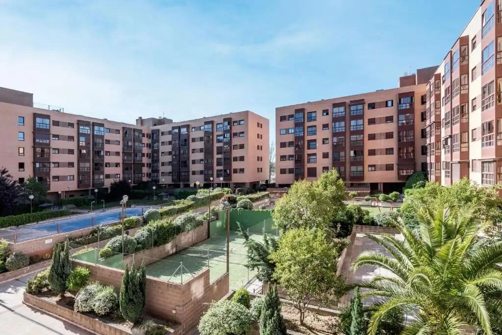 Vista exterior de Apartament en venda en Madrid amb Aire condicionat i Moblat