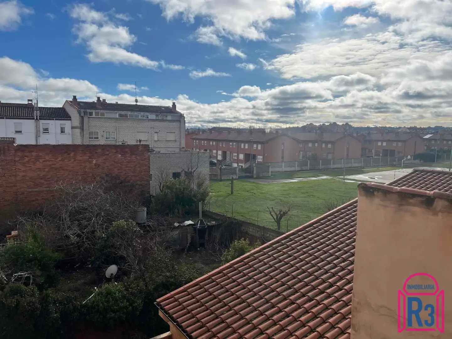 Vista exterior de Dúplex en venda en San Andrés del Rabanedo amb Calefacció i Traster