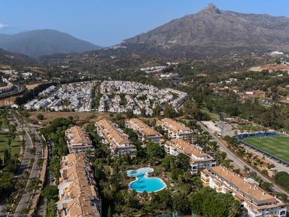 Vista exterior de Apartament en venda en Marbella amb Calefacció, Jardí privat i Terrassa