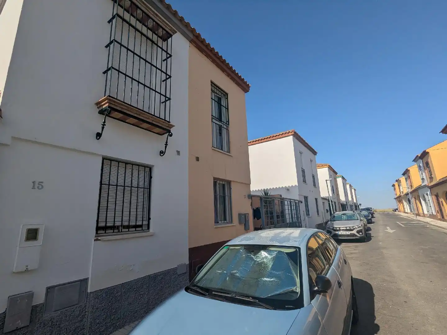 Außenansicht von Einfamilien-Reihenhaus zum Verkauf in Cantillana mit Privatgarten und Terrasse