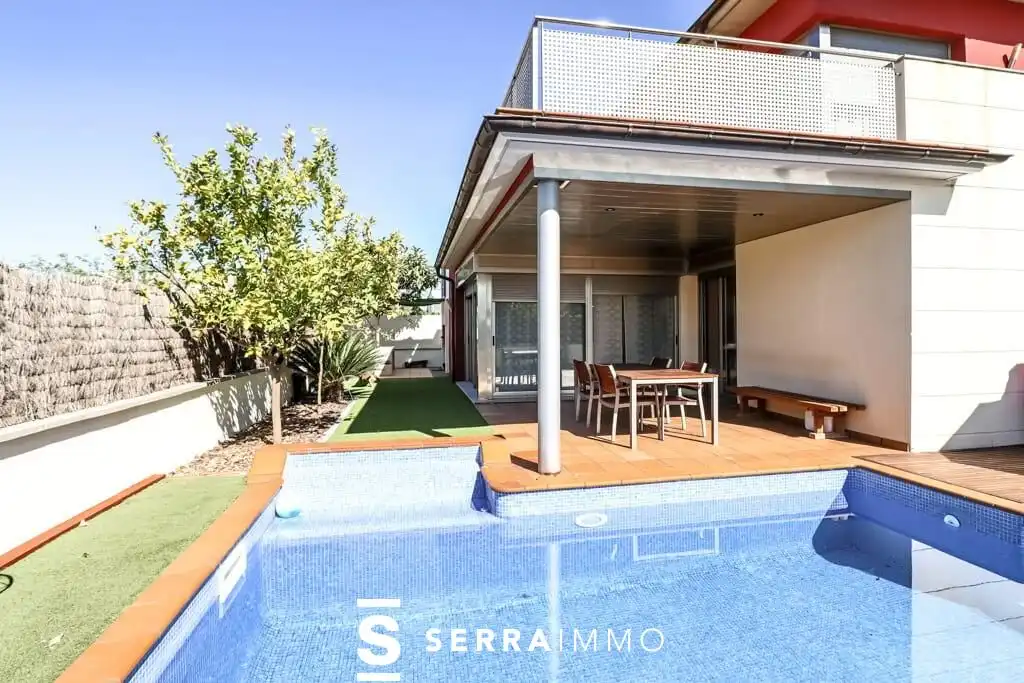 Vista exterior de Casa o xalet en venda en Vilafranca del Penedès amb Aire condicionat, Calefacció i Jardí privat