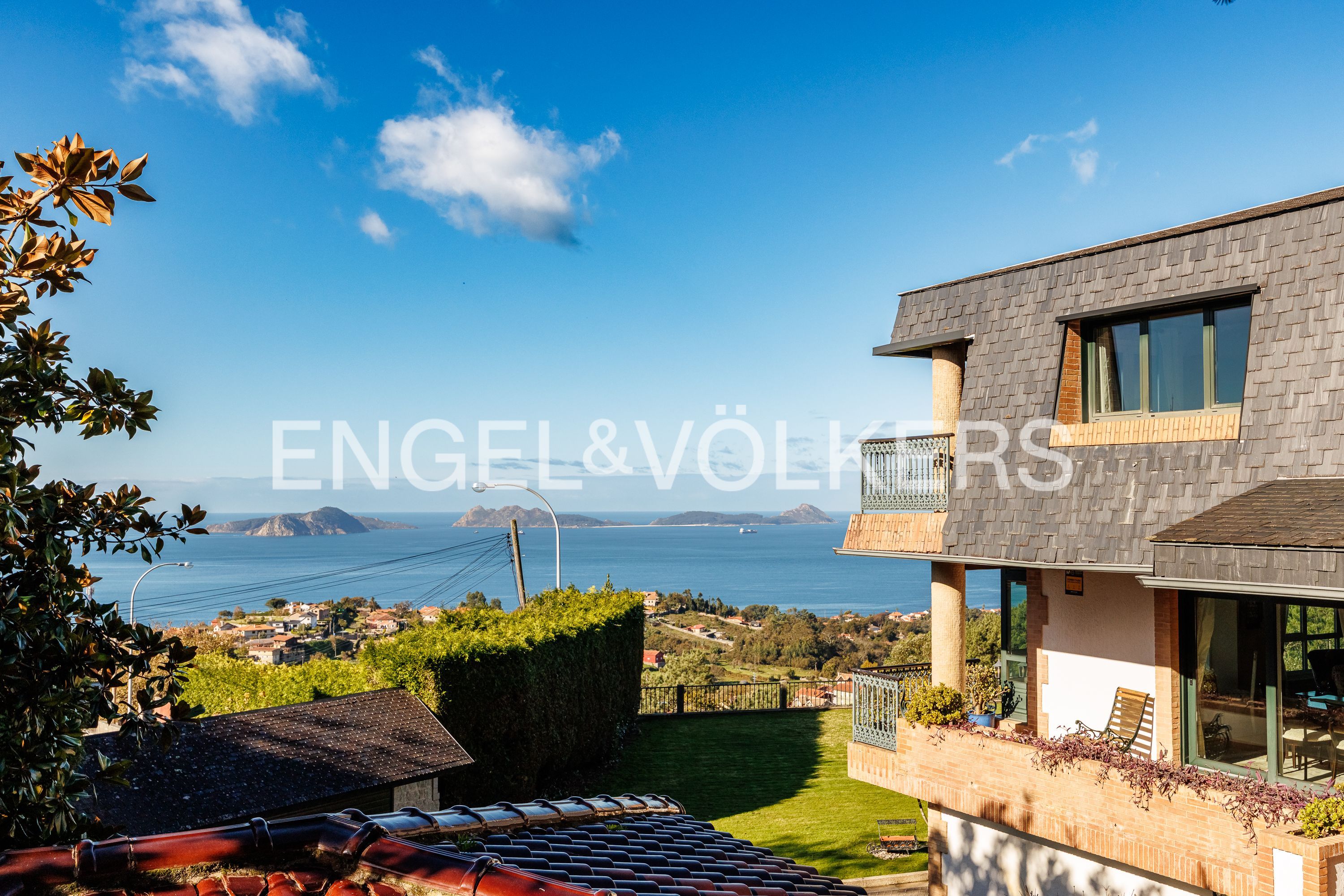 Vista exterior de Casa o xalet en venda en Nigrán amb Calefacció, Jardí privat i Parquet