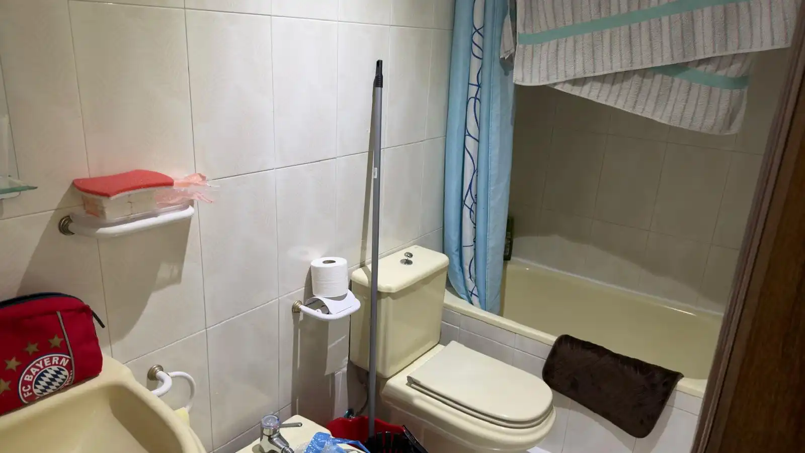 Baño de Piso para compartir en Granada con Calefacción, Terraza y Amueblado
