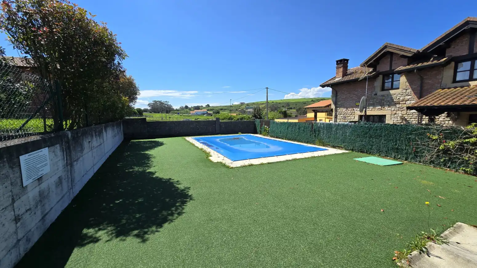 Piscina de Casa adosada en venda en Suances amb Calefacció, Jardí privat i Moblat