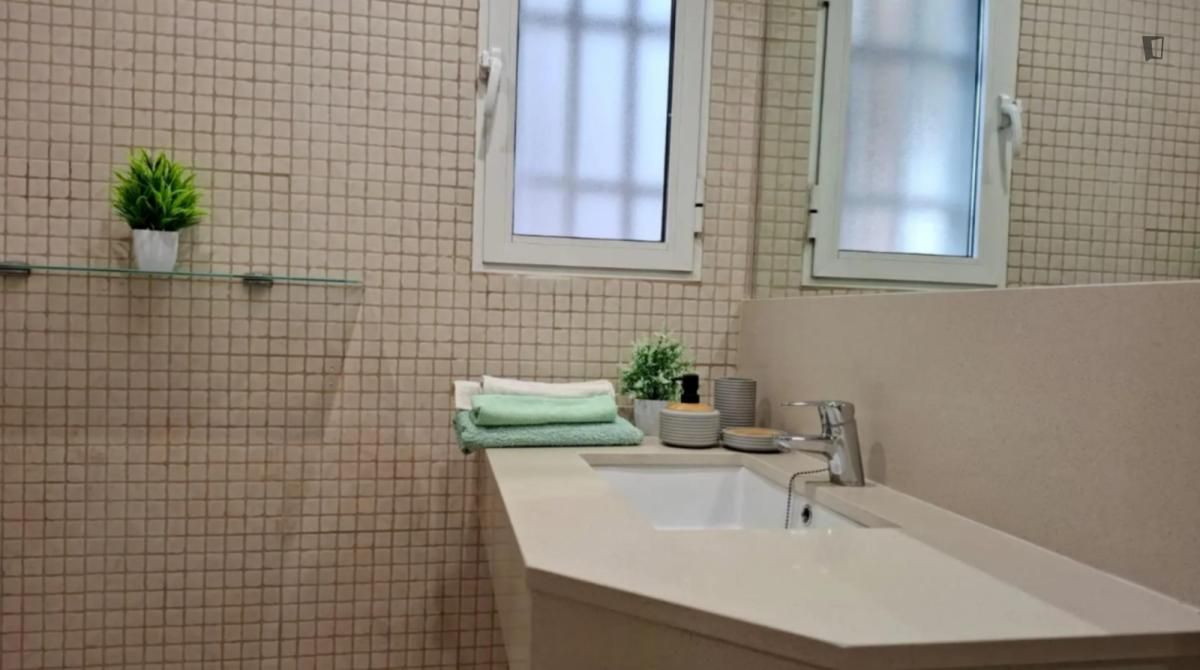 Bany de Estudi de lloguer en  Valencia Capital amb Aire condicionat, Calefacció i Moblat