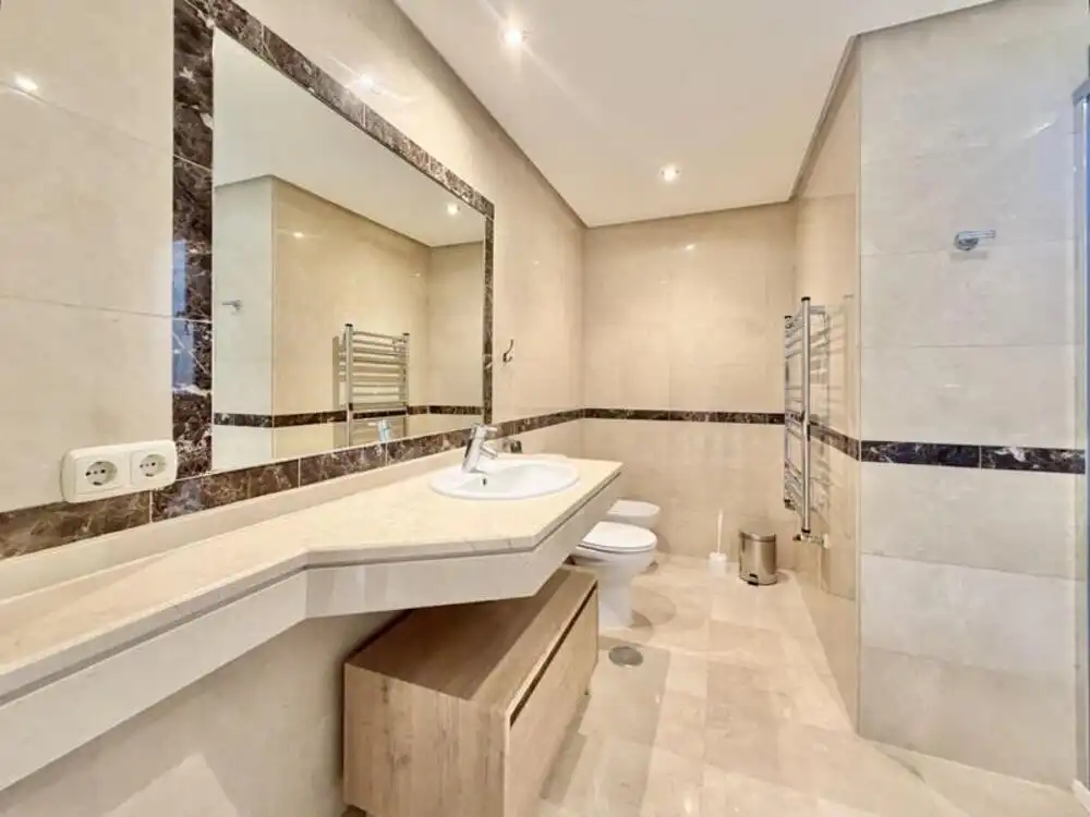 Baño de Apartamento de alquiler en Marbella con Aire acondicionado, Calefacción y Terraza